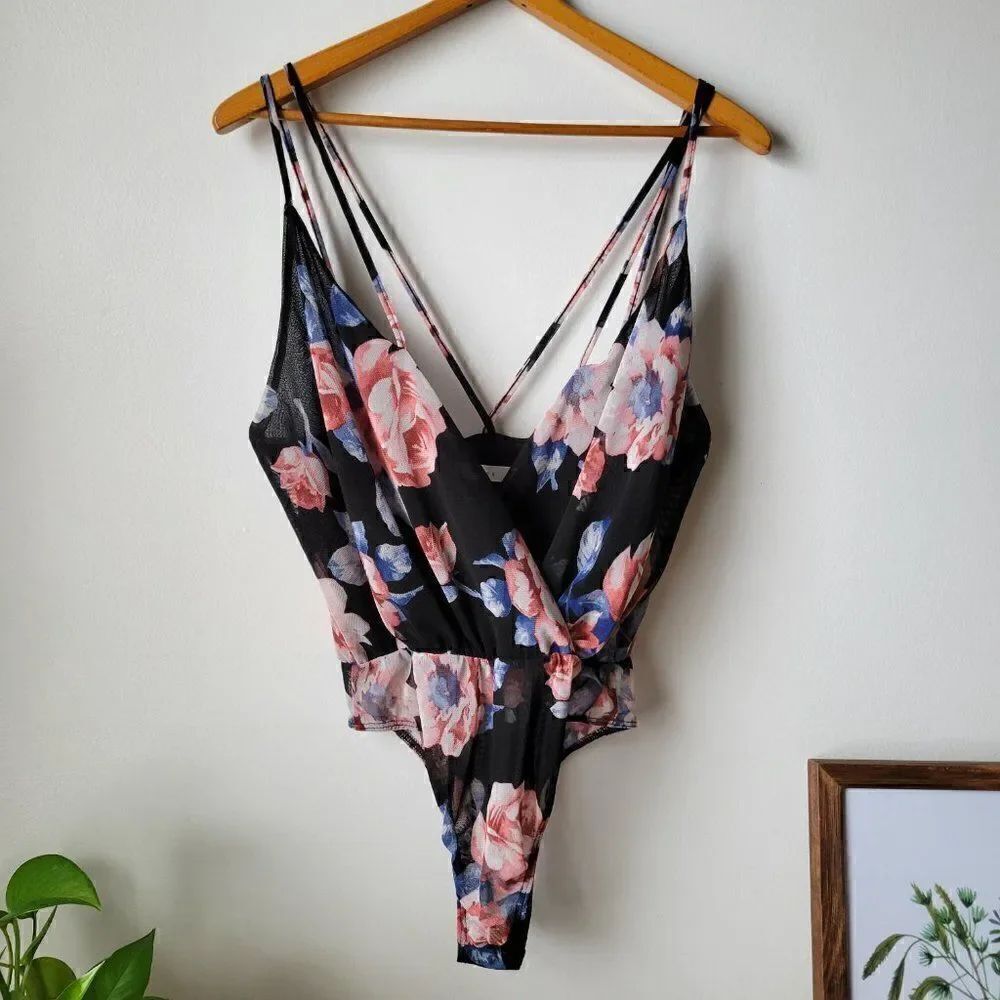 NWT LUSH DEEP V SURPLICE STRAPPY BODYSUIT SZ M